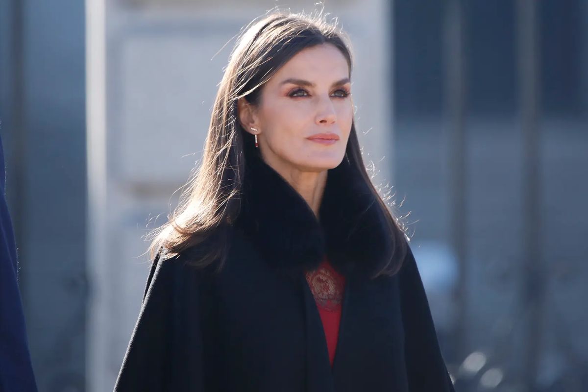 La reina Letizia sorprende con vestido de escote para una salida real
