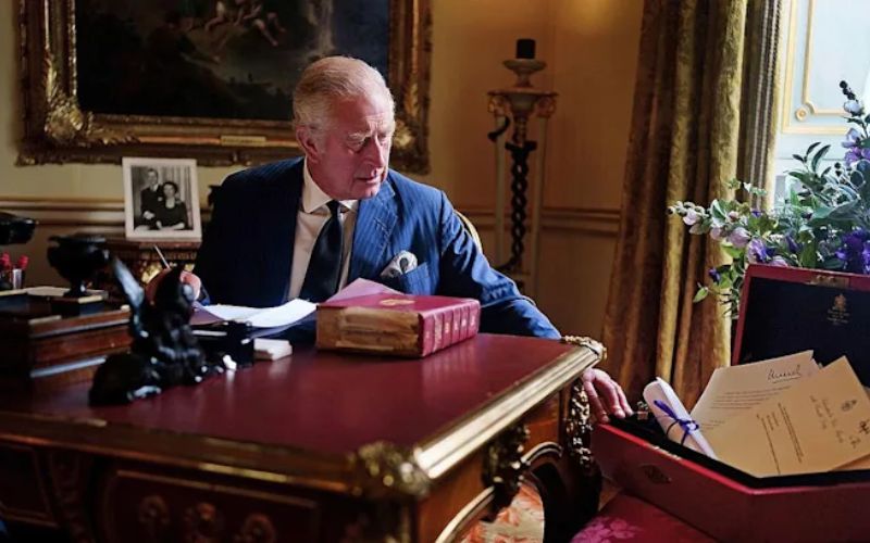 Las estrategias del rey Carlos III para mantener a flote la corona británica