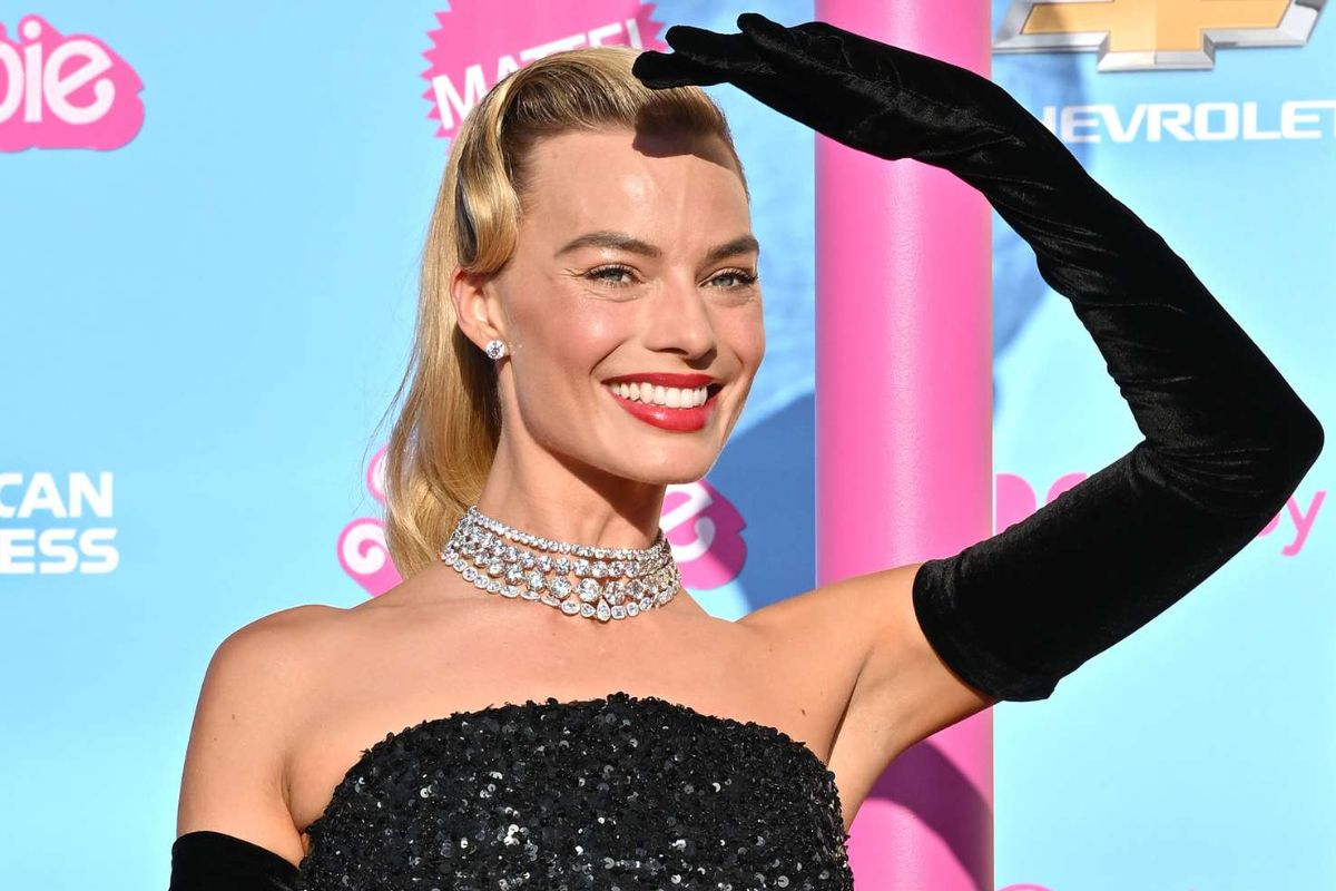 Margot Robbie posa encantada con su "Ken" en la vida real