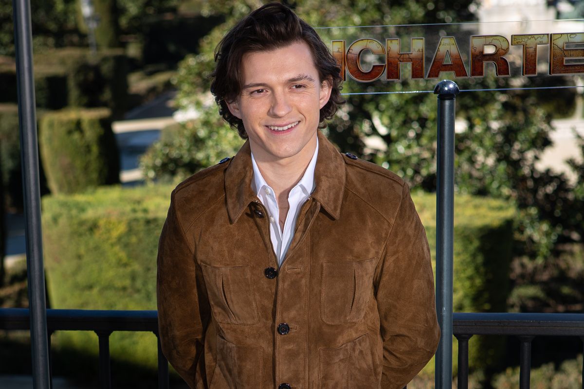 Tom Holland se va a un bar gay a que le den duro en su nueva serie 'The Crowded Room'