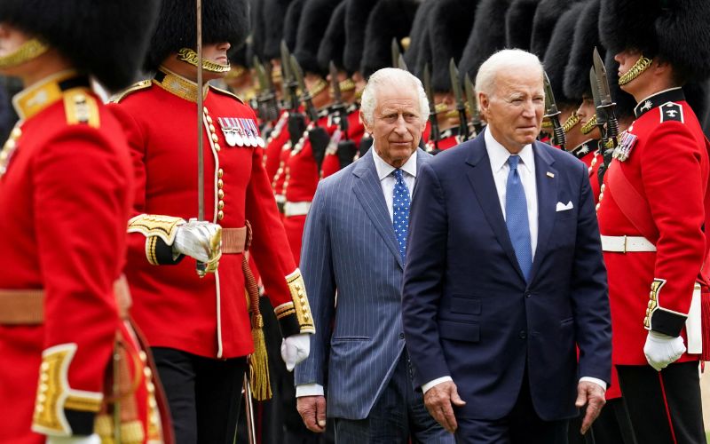 "Una total falta de respeto": Joe Biden acusado de romper protocolos en su encuentro con el rey Carlos III