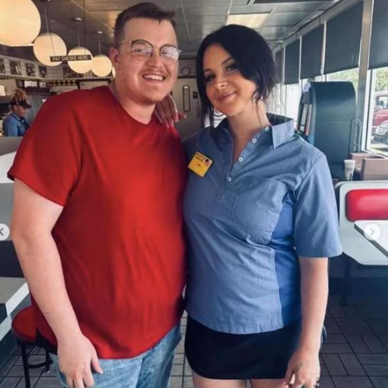¿Está en la ruina? Lana del Rey es captada trabajando en una cafetería de Estados Unidos