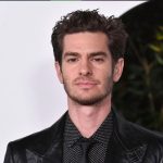 Andrew Garfield visto con poca ropa en yate de 'solo hombres', desata duda sobre su sexualidad