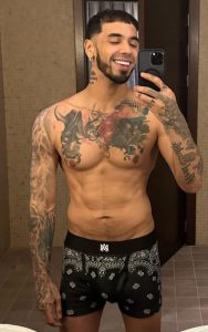 Anuel AA es burlado nuevamente por inesperada fotografía semidesnudo
