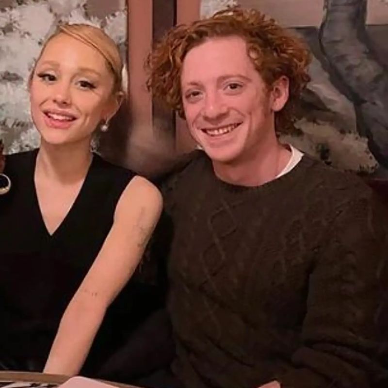 Ariana Grande acusada de ser una "rompe hogares" con su novio Ethan Slater