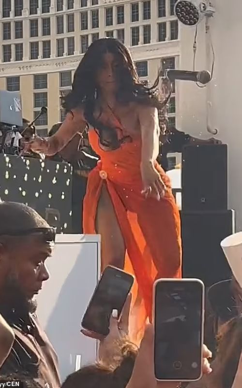 Cardi B declarada inocente de todos los cargos por arrojar micrófono a una fan