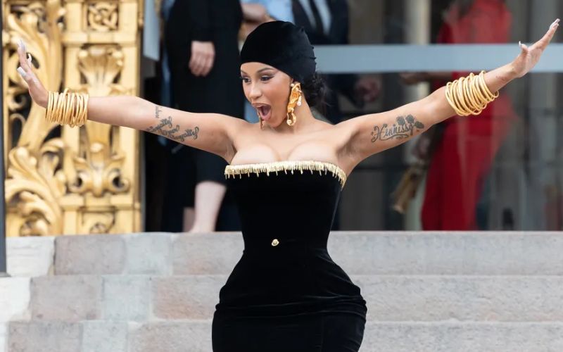 Cardi B podría enfrentar cargos judiciales por lanzarle un micrófono a una fan