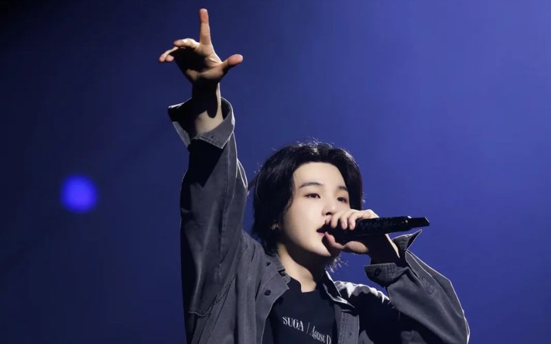 Seguridad regaña al ARMY por querer saborear el sudor de Suga de BTS Seguridad regaña al ARMY por querer saborear el sudor de Suga de BTS