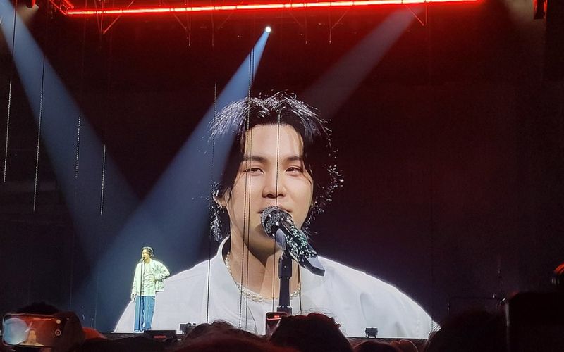 Seguridad regaña al ARMY por querer saborear el sudor de Suga de BTS Seguridad regaña al ARMY por querer saborear el sudor de Suga de BTS