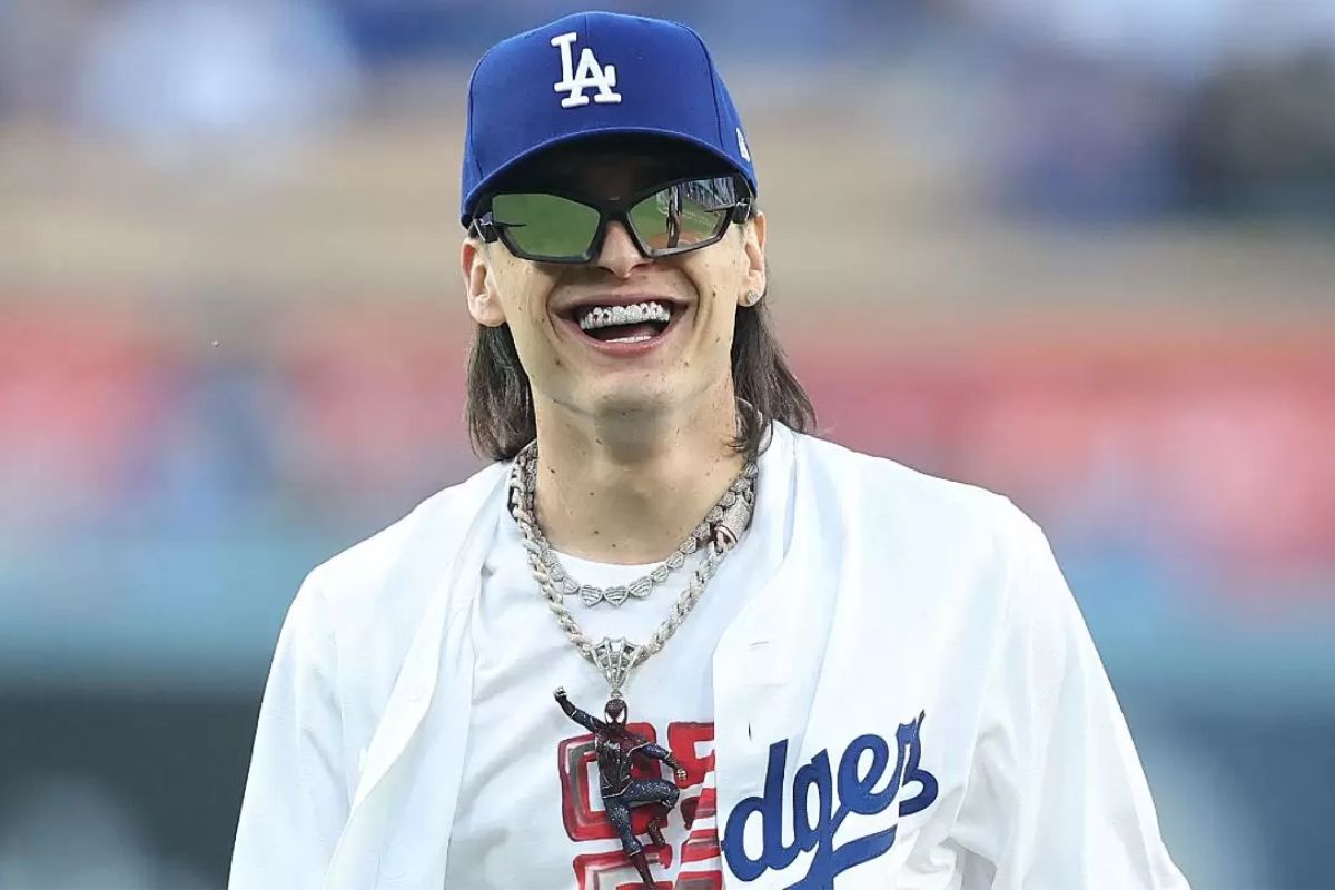 Peso Pluma deja al descubierto sus partes íntimas en un concierto