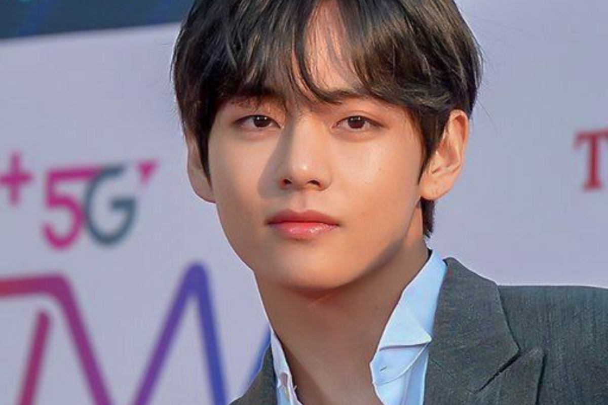 V de BTS estrenó 'Love Me Again', su primer video musical y canción en solitario