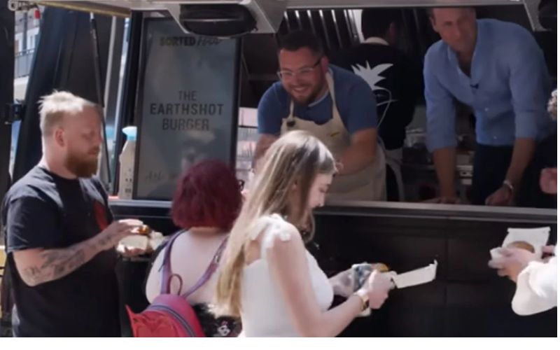 El príncipe William fue visto vendiendo hamburguesas en las calles ¿Deja la realeza?