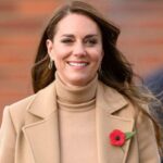 Kate Middleton aparece con la mano "vendada" y en silla de ruedas