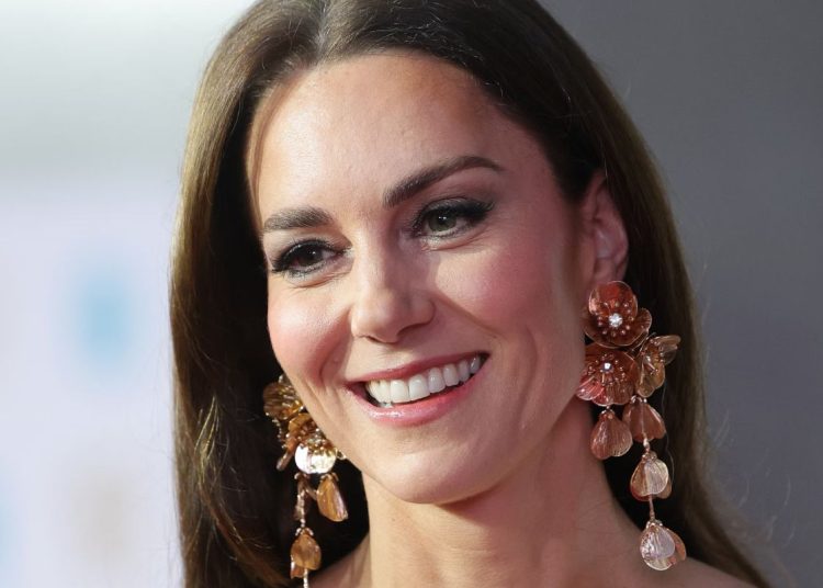 Kate Middleton deslumbra con su look de inspiración militar en el homenaje al Domingo del Recuerdo
