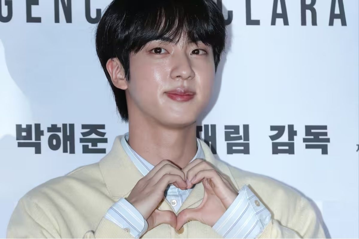 La fuerza física y los músculos de Jin de BTS son expuestos durante su servicio militar