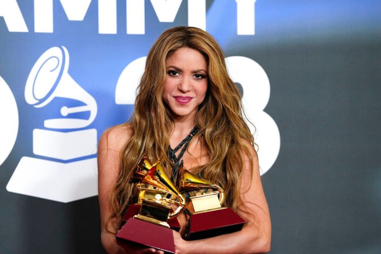 Shakira cantó junto a sus hijos en su presentación en los premios Latín Grammys 2023