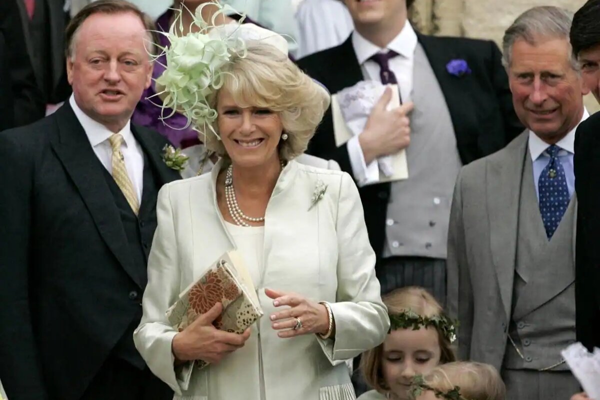 El ex esposo de la reina Camilla permitía que ella tuviera una relación alterna con el rey Carlos III