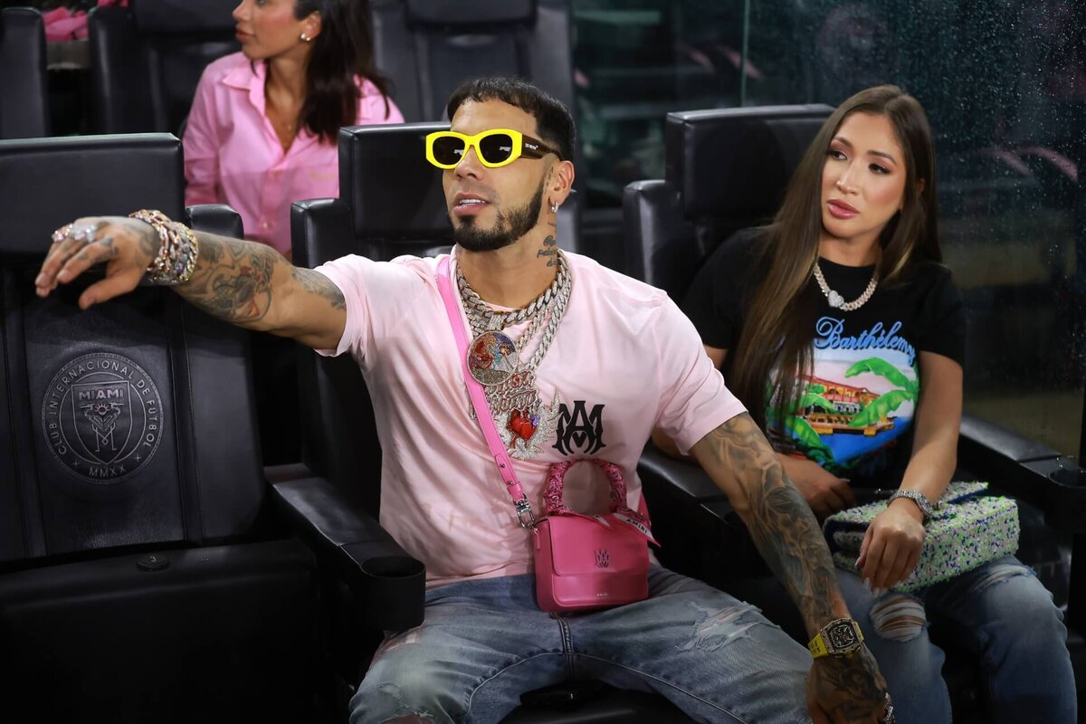 Ella es Laury Saveedra, la novia presuntamente trans de Anuel AA