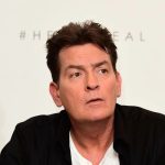 Charlie Sheen de 'Two and a Half Men' fue agredido por una vecina que intento estrangularlo