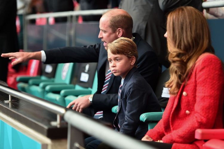 El príncipe George no asistirá a la misma escuela a la que fueron los príncipes William y Harry por su alto costo