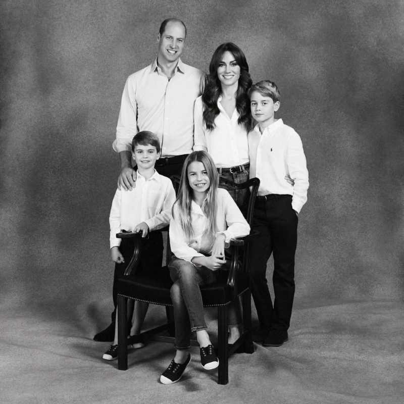 Se rumora que el príncipe William y Kate Middleton están avergonzados por un fallo en la edición en su foto navideña