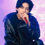 En su regreso a Corea, V de BTS luce elegante con una chaqueta de cuero al estilo de un motociclista