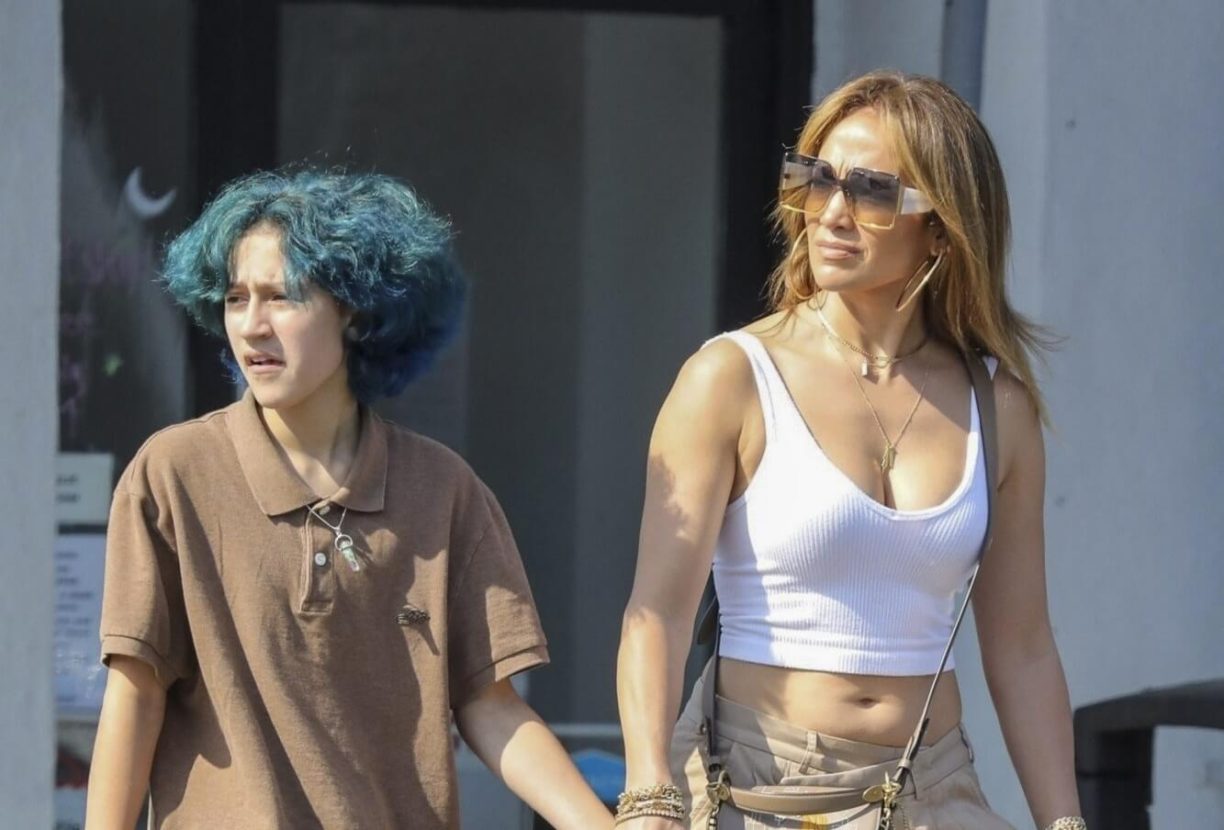 Jennifer Lopez acompaña a su hija no binaria a un recital navideño