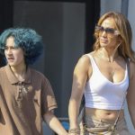 Jennifer Lopez acompaña a su hija no binaria a un recital navideño