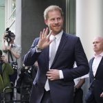 La prensa británica deberá pagar enorme multa al príncipe Harry por invasión a su privacidad