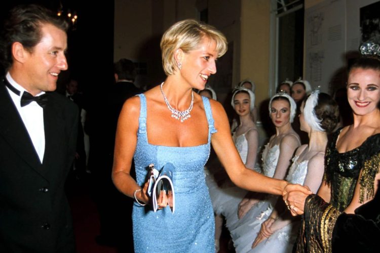 Récord histórico tras venderse vestido por millonaria cifra usado por la princesa Diana