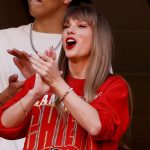 Taylor Swift luce estupenda al llegar al último juego del año de los Chiefs en los Estados Unidos