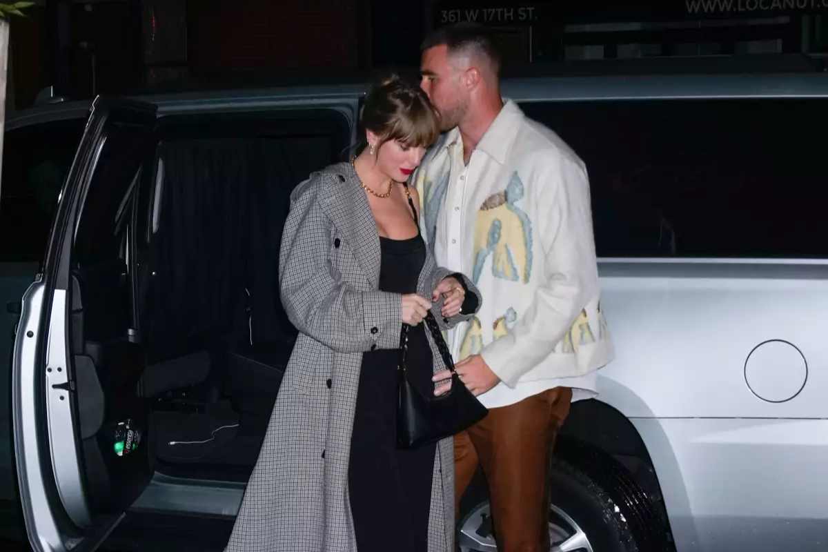 Se rumora que Taylor Swift y Travis Kelce usaron camisetas a juego para fiesta navideña