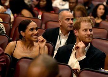 Crítican al príncipe Harry y a Meghan Markle por mostrar "inconformidad" con unos asientos en una sala de cine
