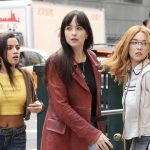 El nuevo póster oficial de 'Madame Web' revela los nuevos trajes de las superheroínas que estarán en la película