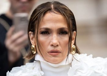 Es un extraterrestre Jennifer Lopez causa controversia con su reciente look