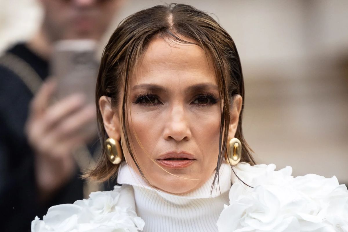 Es un extraterrestre Jennifer Lopez causa controversia con su reciente look