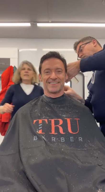 Hugh Jackman celebra el final del rodaje de 'Deadpool 3' deshaciéndose de su aspecto de Wolverine