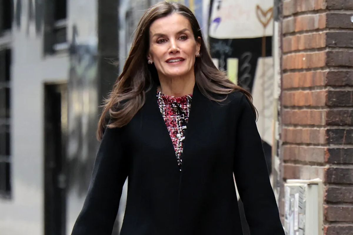 La Reina Letizia de España encanta con su deslumbrante look de camisa azul royal