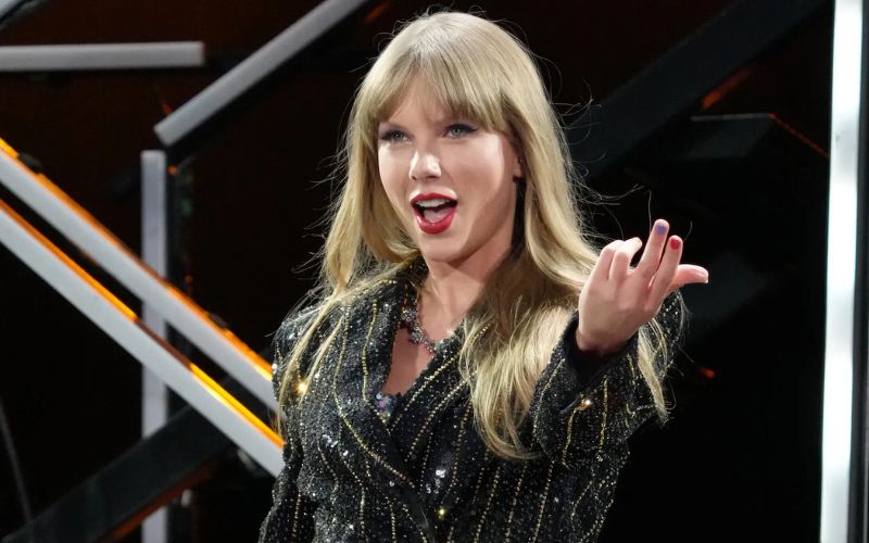Taylor Swift podria emprender acciones legales contra un sitio web de contenido para adultos por usar su rostro mediante IA