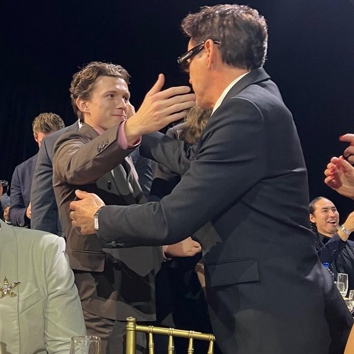 Tom Holland y Robert Downey Jr. se reencontraron en los Critics Choice Awards 2024 y compartieron emotivo momento