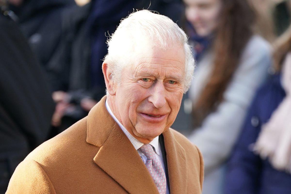 El rey Carlos III también tendrá un largo reposo tras su operación de próstata