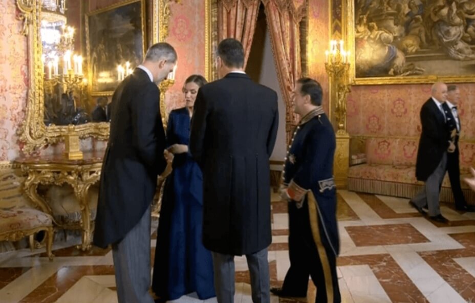 El rey Felipe VI reacciona al percance de la reina Letizia en pleno acto diplomático