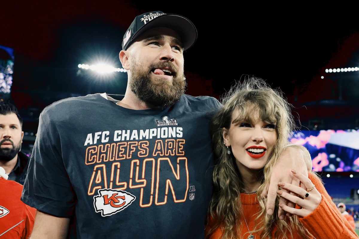 Travis Kelce apoya la gran noche de Taylor Swift en los premios Grammy desde la distancia