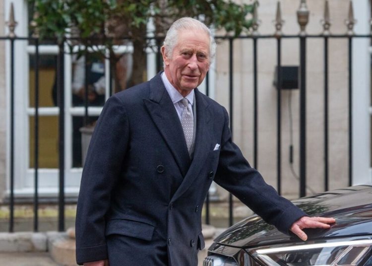 El rey Carlos III hace su primera salida pública desde que le diagnosticaron los problemas de próstata