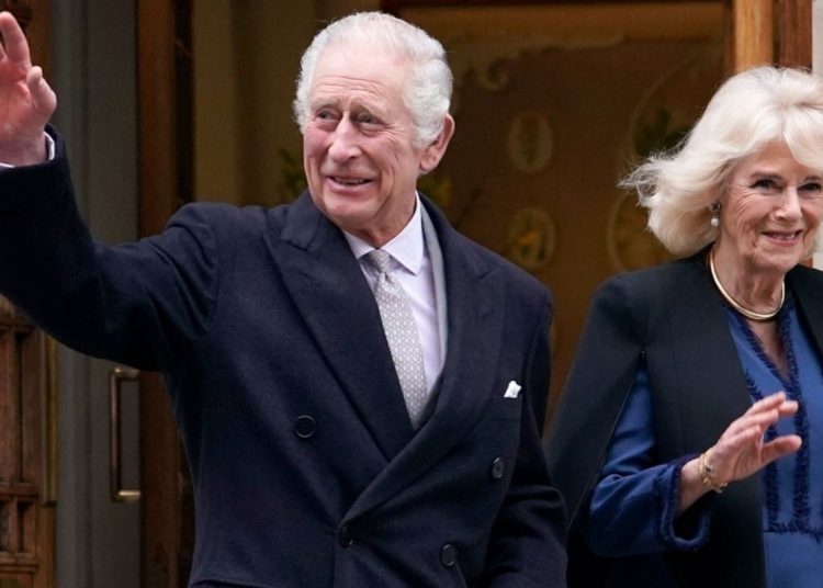 El rey Carlos III regresa al palacio de Buckingham en Londres luego de su retiro en Sandringham