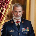 El rey Felipe VI aparece con su mano izquierda completamente morada, ¿a que se debe