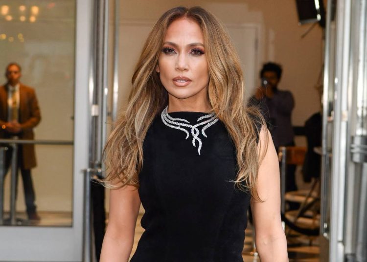 Jennifer Lopez y su increíble secreto para lucir una piel radiante es este rubor de solo 22$