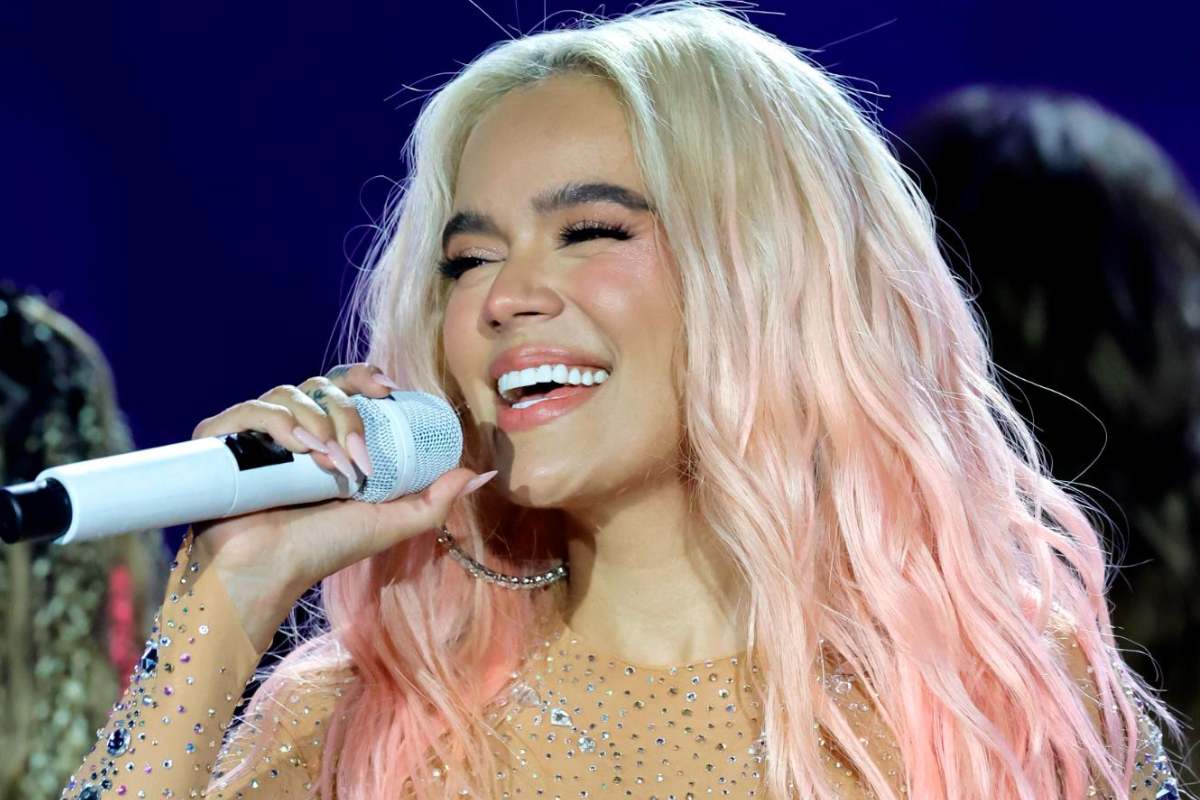 Karol G tiene un conmovedor gesto con una guardia de seguridad en México