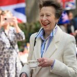 La princesa Ana y su nuevo look al mejor estilo Diana de Gales La princesa Ana y su nuevo look al mejor estilo Diana de Gales