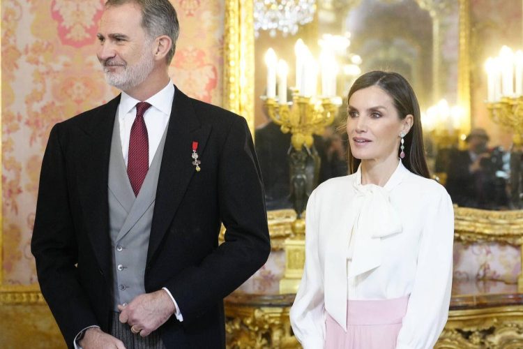 La reina Letizia rinde un sentido homenaje a su esposo, el rey Felipe VI, y a sus suegros